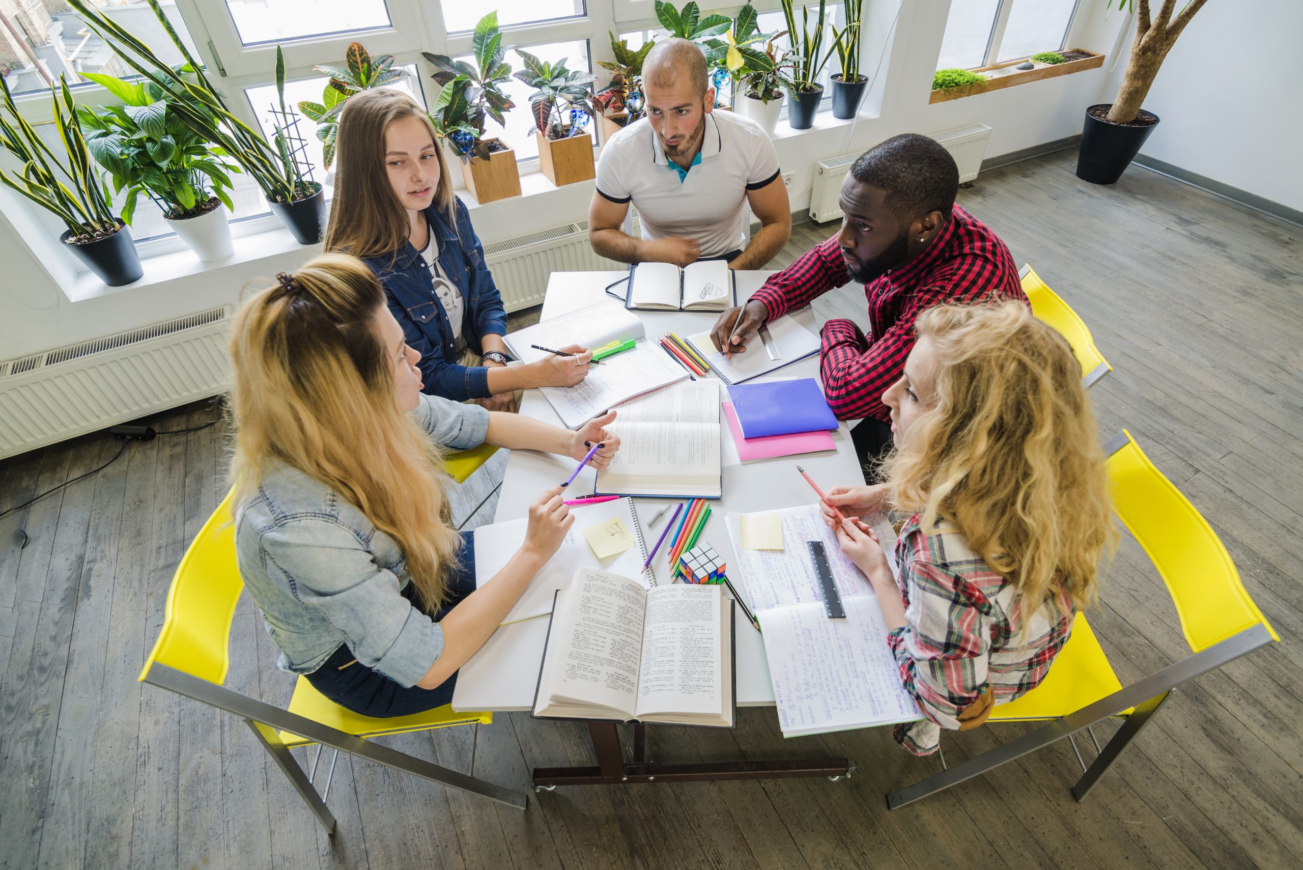 groupe-d-etudiants-collaborant-a-la-table