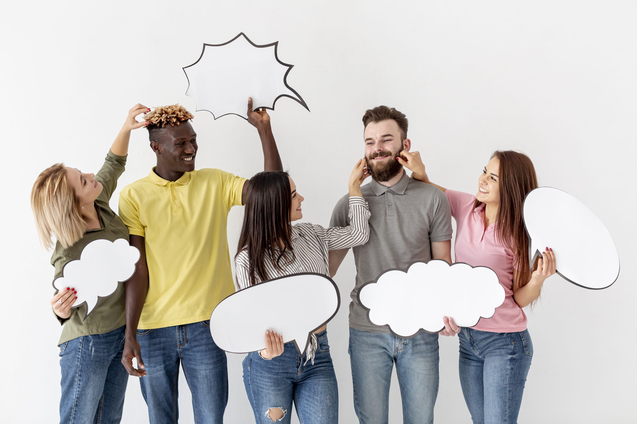 groupe-ludique-d-amis-avec-des-bulles-de-discussion